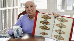 Jes�s Gonz�lez Besada, con una foto de su padre, Luis, cobrador del Vigo-Baiona durante d�cadas, y parte de su colecci�n de vitolas.