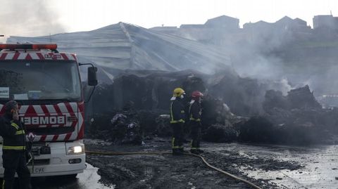 Cenizas tras el voraz incendio en la nave de reciclaje de Acteco en el polígono industrial de Sabón, en Arteixo