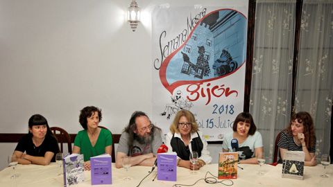 Las historietistas Ana Penyas (i), Laura P�rez (3d), Carmen Vila (d), Antonia Santolaya (2i) y Laura Fernandez (2d), durante el encuentro con los medios de comunicacion en la Semana Negra de Gij�n, en donde se analiz� la contribuci�n de las mujeres autoras en el mundo del c�mic. 