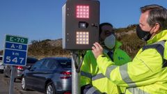 El delegado del Gobierno en Galicia, Jos Miones, comprueba una de las balizas