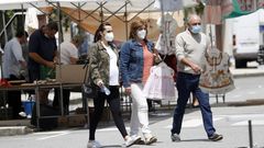 Gente paseando por el mercadillo de A Pobra, concello que suma 24 casos en los �ltimos siete d�as