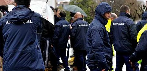 La plantilla de Alcomar, que presta servicio de limpieza en los astilleros de la r�a, lleva varios meses con la jornada reducida. 
