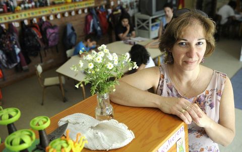 Graciela Dobarro, con algunos de los alumnos que participan en el programa de conciliaci�n