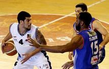 Feldeine, con el bal�n, ante un dos contra uno realizado por Chus Castro y Tillman, de Burgos.