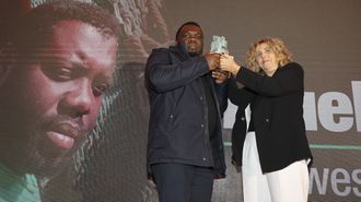 Samuel Koufie recibiendo el premio, que&nbsp;dedic&oacute; a sus compa&ntilde;eros que perecieron en el naufragio