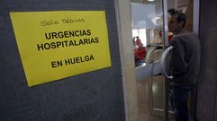 Un cartel anuncia una huelga m�dica en un centro sanitario del Principado.Un cartel anuncia una huelga m�dica en un centro sanitario del Principado