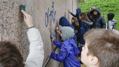 Los alumnos limpiaron mobiliario urbano y paredes