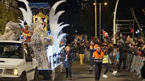 Miles de personas salieron a las calles de Ourense para recibir a sus majestades de Oriente pese al frío