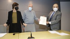 Eligio Vila, a la derecha de la imagen, present� esta semana la pieza y el concierto junto a la concejala de Cultura Sonia Out�n y al presidente de la Sociedad Filarm�nica de Vilagarc�a, Jos� Luis Sanz