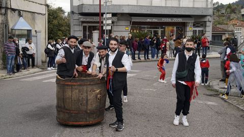 Cortegada despidi el entroido en la provincia.Ms de trescientas personas participaron en el desfile