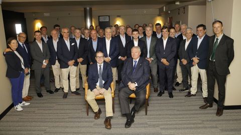 Gonzalo Guill�n y �ngel del Real (sentados, en primer t�rmino), que fueron capitanes mar�timos de A Coru�a en distintas �pocas, fueron homenajeados por la Asociaci�n de Usuarios del Puerto de A Coru�a