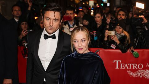 Giogia Meloni y su marido Andrea Giambruno llegando al teatro La Scala (Miln), en una foto de archivo.