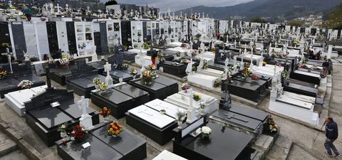 <span lang= es-es >Los cementerios, listos para la jornada de hoy</span>. En la imagen, el cementerio de Viveiro repleto de flores, dispuesto para recibir hoy como el resto de A Maria y el Occidente astur a cientos de personas que acudirn a recordar y rendir homenaje a sus familiares. 