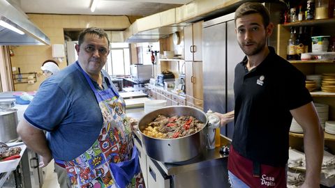 Juan Carlos Carballal con su hijo, Sergio, en Casa Pepito (Abegondo).