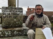 Gonzalo Losada, en el cruceiro del siglo XIX de Moreiras con el viejo sello municipal en la mano. 