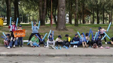 Los m�s peque�os de Xinzo salieron con sus pancartas de apoyo al ciclista local, Carlos Canal