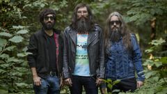 Javier Vielba, en el medio de Guillermo Arag�n y Rub�n Marr�n. 