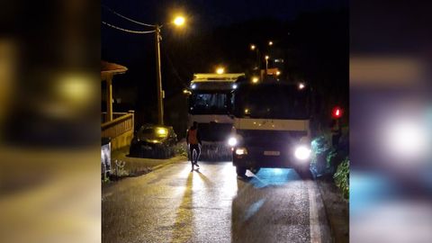 Los camiones quedaron atrapados en la mancha de aceite de la carretera que une Suevos con Pastoriza