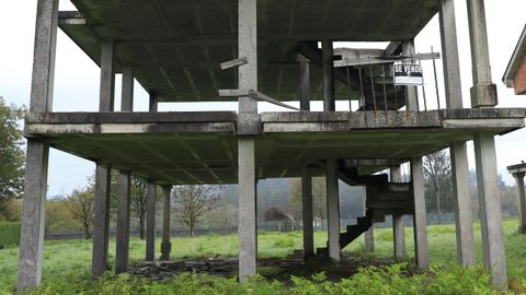 Edificio a medio construir en un terreno del municipio de Teo.