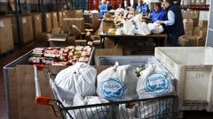 Trabajo en el almac�n del Banco de Alimentos de Vigo en una foto de archivo