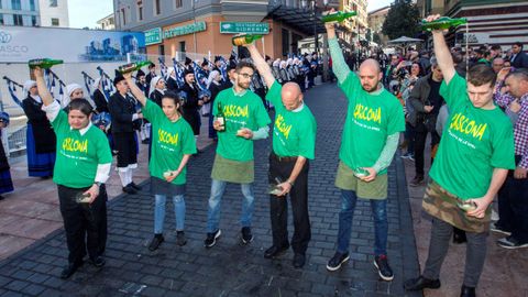 Cientos de asturianos han echado hoy un  cul�n  de sidra en distintas localidades de la regi�n para que la bebida emblem�tica del Principado alcance la consideraci�n de ser patrimonio inmaterial de la humanidad de la Unesco. 