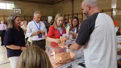 Ana Pastor, candidata del PP al Congreso por Pontevedra, votando en el CEP Campolongo junto a su marido, Jos Benito Surez