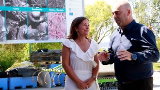 Marta Villaverde, conselleira de Mar, y Jorge L&oacute;pez, patr&oacute;n mayor de Barallobre, en la firma del convenio de 1,3 millones de euros para regenerar 468.000 metros cuadrados de bancos marisqueros.