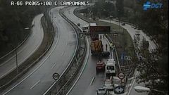 Un cami�n accidentado corta la A-66 a la altura de Campomanes