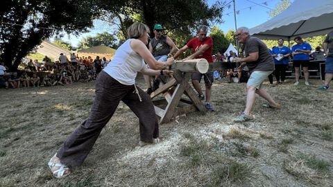 Asistentes al XXXI Festival do Rio Castro disfrutan de la calurosa jornada.
