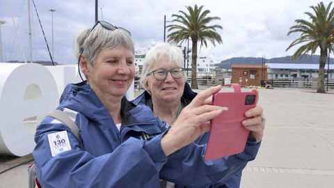 Las cruceristas brit�nicas Kathryn Moore y Karen Day posando ante las letras de Ferrol en el muelle.