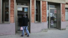 Una familia entrando en el auditorio municipal