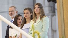 La infanta Sof�a, junto a su hermana, Leonor, y sus padres, Felipe VI y Letizia, en la misa del papa en Cibeles.