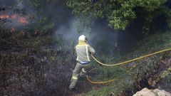 Un brigadista trabajando en la extinci�n de un incendio forestal declarado en Rianxo el pasado mes de marzo