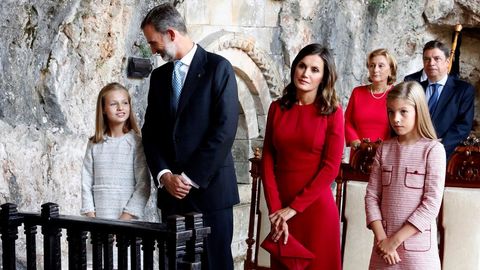  Los reyes Felipe y Letizia, la princesa Leonor (i) y la infanta Sofa (d) visitan la Santa Cueva donde est situada la Santina para conmemorar el primer Centenario de la Coronacin de la Virgen de Covadonga