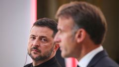 De izquierda a derecha, el presidente de Ucrania, Volodmir Zelenski, y su homlogo francs, Emmanuel Macron, tras la reunin en Pars de la Coalicin de Voluntarios.