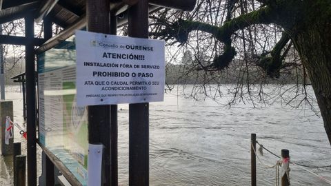 Acceso cortado al balneario de A Chavasqueira debido a la crecida del r�o Mi�o en Ourense