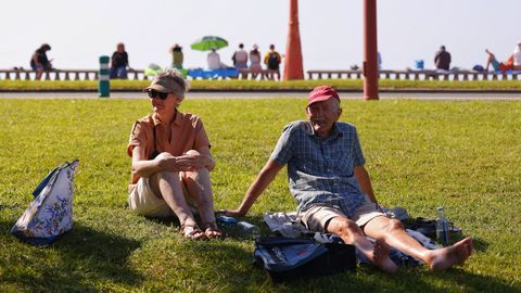 Personas esperando el eclipse desde el paseo mar�timo de A Coru�a