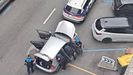 Agentes de la Polic�a Local registrando el coche que se salt� un control de alcoholemia este jueves en la avenida de Arteixo
