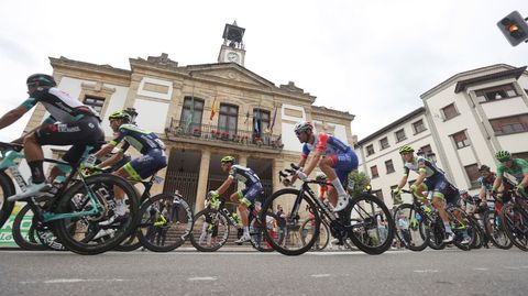 El pelot�n, a su paso por Cangas de On�s