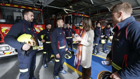 Méndez, charlando con algunos de los nuevos efectivos