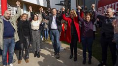 Besteiro�arropado por miembros de su partido esta ma�ana en Redondela