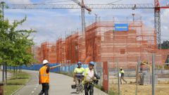 Edificios en construcci�n en la zona de Xaz, en Oleiros