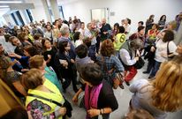 <span lang= es-es >Nueva manifestaci�n dentro del hospital</span>. Antes de ofrecer una rueda de prensa, la junta de personal organiz� una manifestaci�n a las puertas del hospital que luego continu� en el interior del centro sanitario, en una zona con pacientes. Despu�s, los sindicatos acudieron al �rea de direcci�n a gritos de ��Incompetencia!� y volvieron a reclamar la dimisi�n del gerente. 