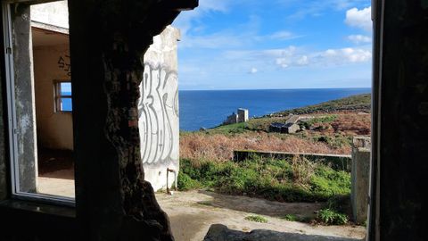 A travs de las ventanas y los boquetes abiertos en las paredes se ven los antiguos molinos de agua y el observatorio ornitolgico 