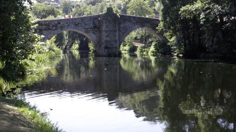 O Arnado, con el ro Arnoia y el puente de Vilanova, en Allariz.