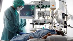 Un paciente con covid en la uci de la Cl�nica Universidad de Navarra