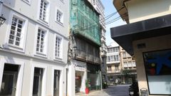 El edificio se encuentra junto a la plaza de San Andr�s y tiene algunas plantas cubiertas por redes