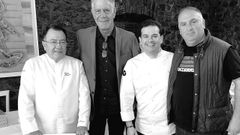 Anthony Bourdain posa con el chef Jos� Andr�s, Pedro y Marcos Mor�n, en su reciente visita a Asturias