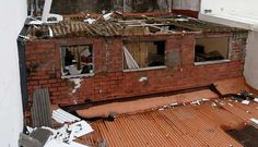 El viento oblig� a la Polic�a Local a desalojar esta casa del n�mero 49 de la calle Mirtos, en Carballo, al caerle encima parte de la protecci�n de la fachada lateral de un edificio contiguo, sin que se lamentaran da�os.