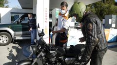 Un motorista reposta en una gasolinera de la comarca, en la que ofrecen descuentos a clientes.